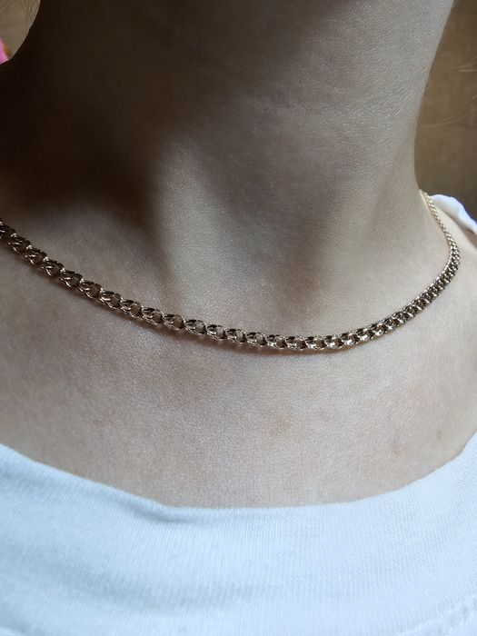 Элегантная золотая цепь.