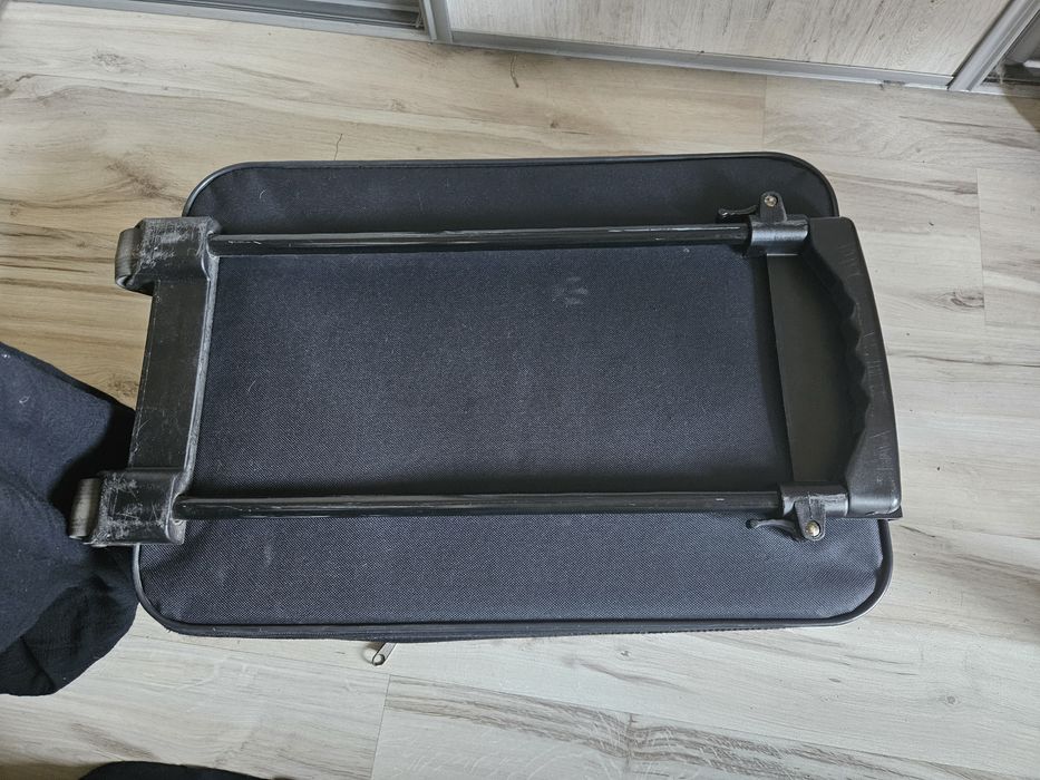 Walizka  czarna  pojemna