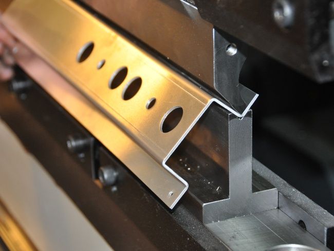 Gięcie blach,Cięcie laserem, Sprzedaż blach  spawanie stali