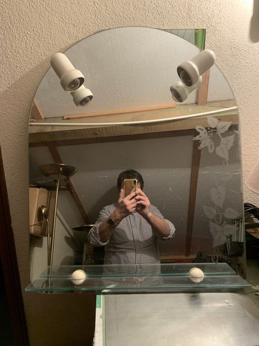 Espelho de casa de banho con duas lampadas.