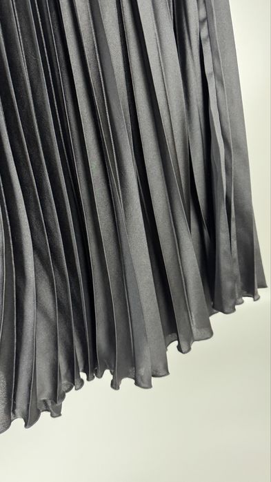 Satynowana czarna plisowana spódnica M Zara