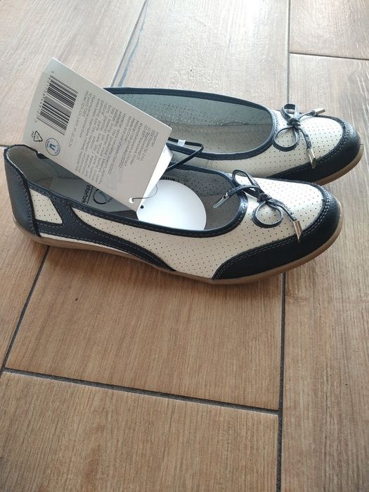 Nowe skórzane baleriny damskie.
