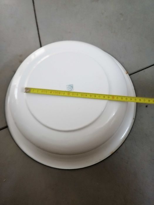 bacia branca de esmalte