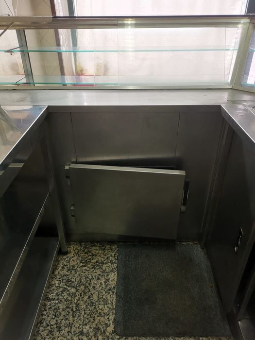 Vitrine, bancada frigorífica e bancada de inox