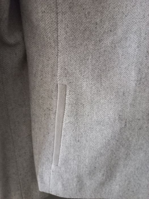 Blazer novo, cor cinza, em fazenda espinhada