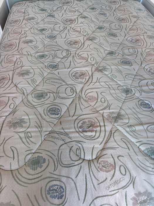 Cama em pinho mel com 4 gavetões + estrado + colchão