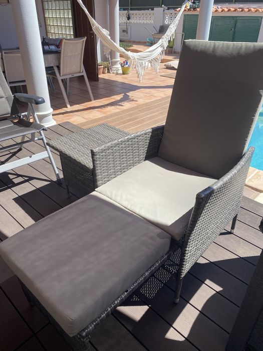 Cadeira e nesa de apoio em ratan cinza exterior
