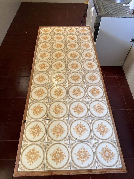 Mesa rústica com tampo de azulejo