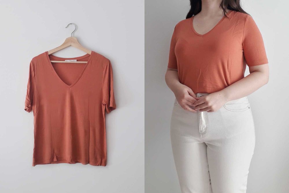 T-shirt cor de tijolo fluida com decote em V (tam. M)