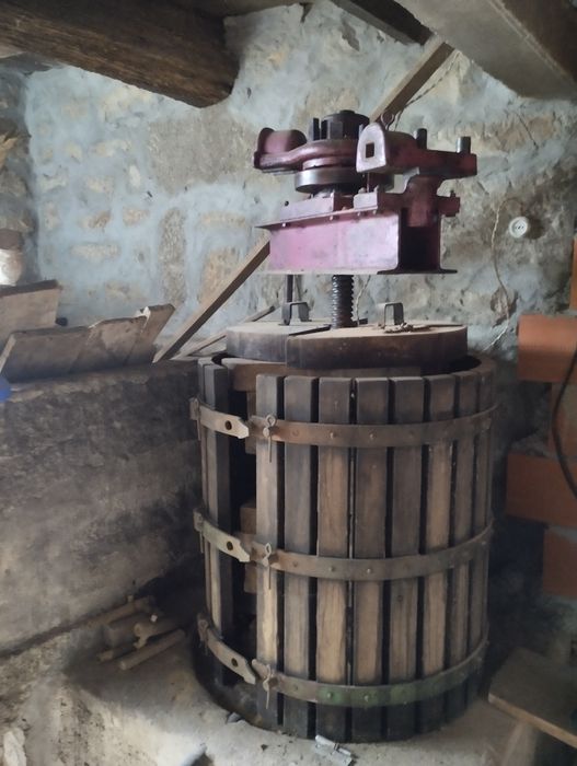 Prensa de vinho.
Está em bom  estado 
Porque que estou a vender porque