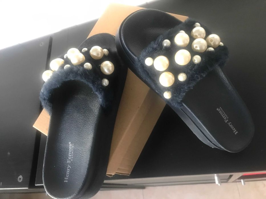 Chinelos com pérolas