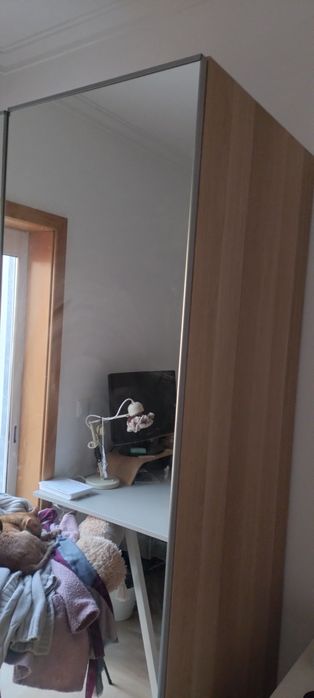 Roupeiro com espelho