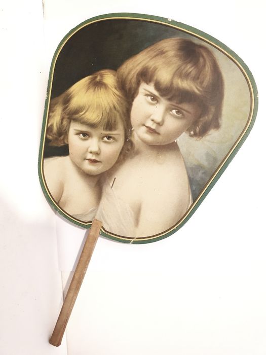 antigo leque publicitário com amorosas meninas
