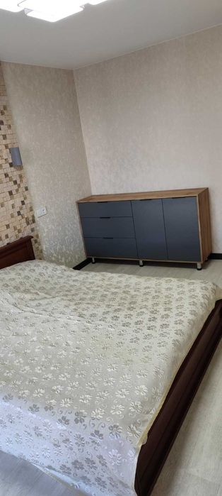 Продаю 4-кімнатну квартиру на площі Перемоги. Ц10