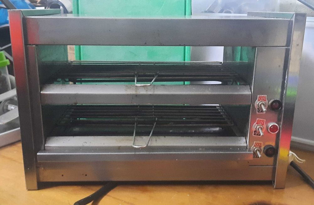 Torradeira profissional com dois níveis de funcionamento