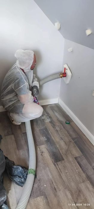 Wdmuchiwanie celulozy wełny waty ocieplanie stropów wiązarów dachów