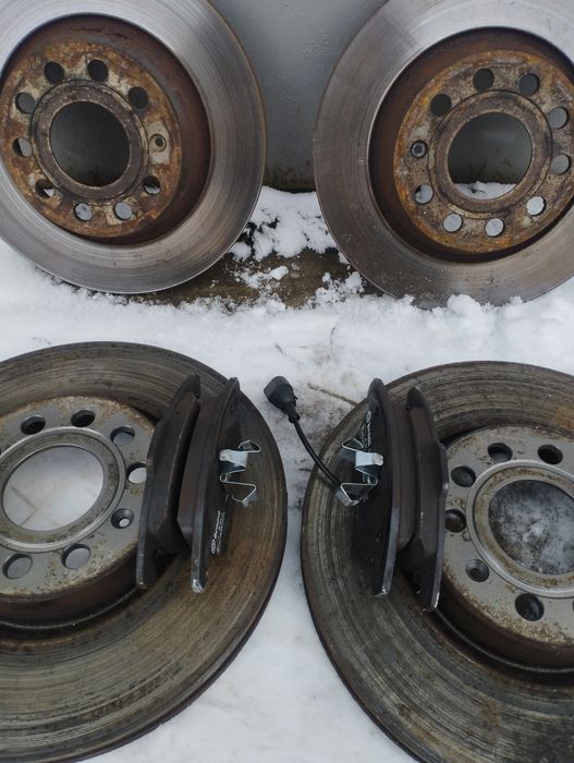 Комплект диски колодки Passat B6 B7 CC Skoda