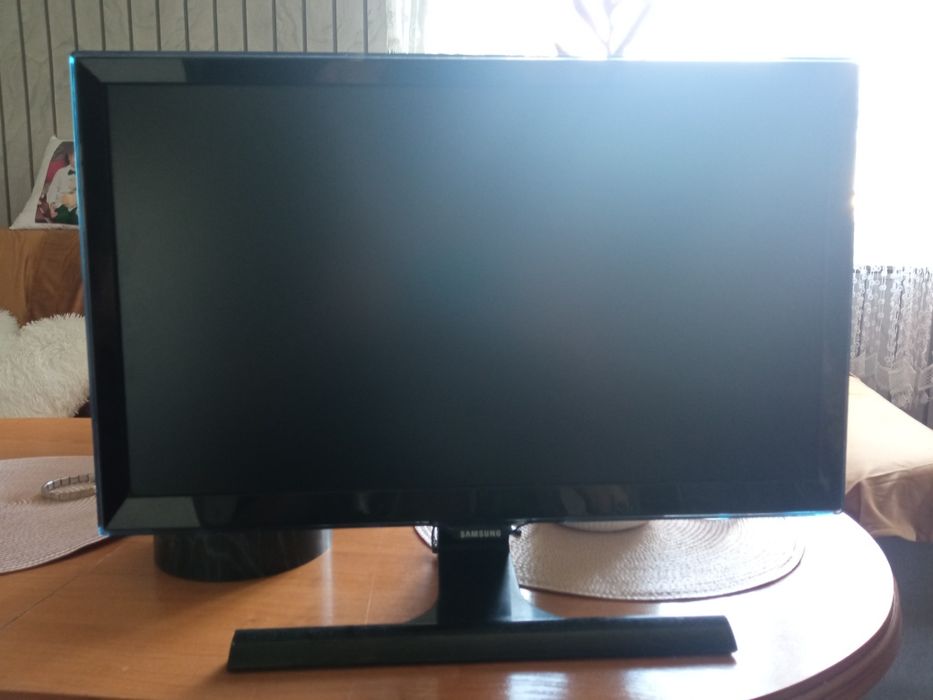 Monitor 56centmetuw pszekontna