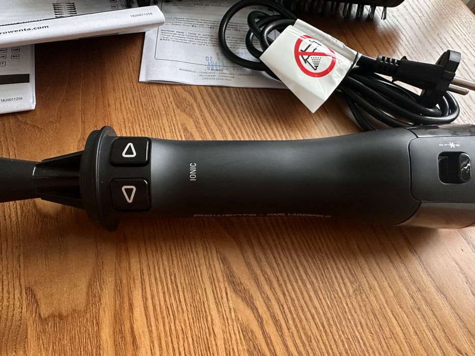 Фен-щітка Rowenta x KARL LAGERFELD Express Style CF635LF0