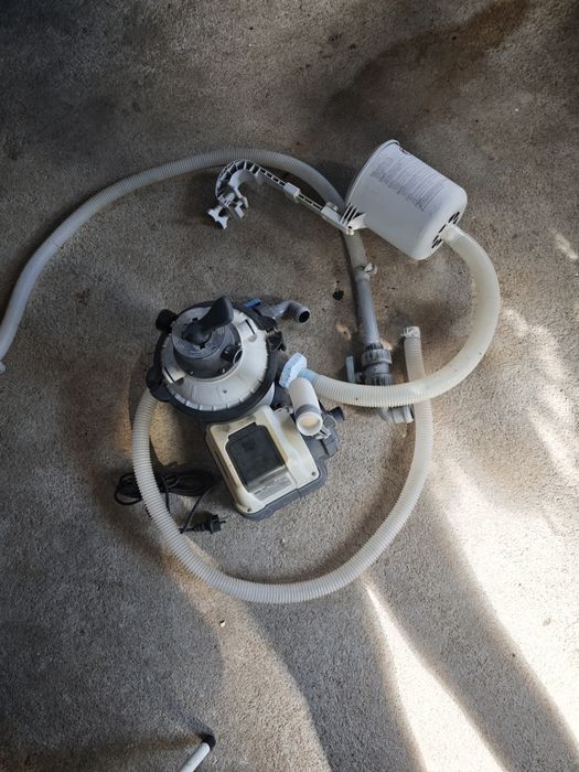 Motor piscina Intex SX 925 com a respetivas mangueiras de ligação de 32 mm 
Mais um skimmer de limpeza de superfície