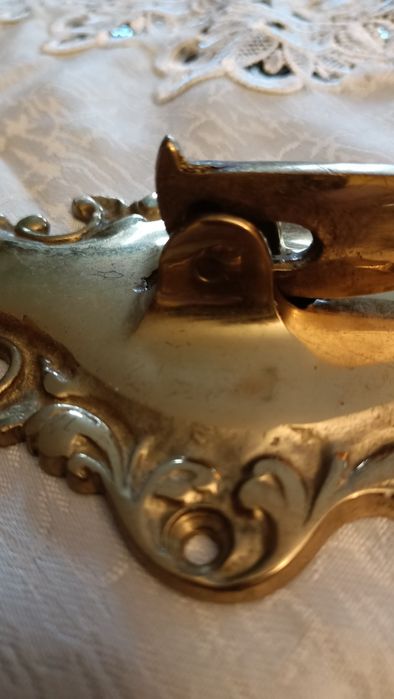 Mosiężny haczyk mocowany do ściany ze składanym ramieniem
mocowany do