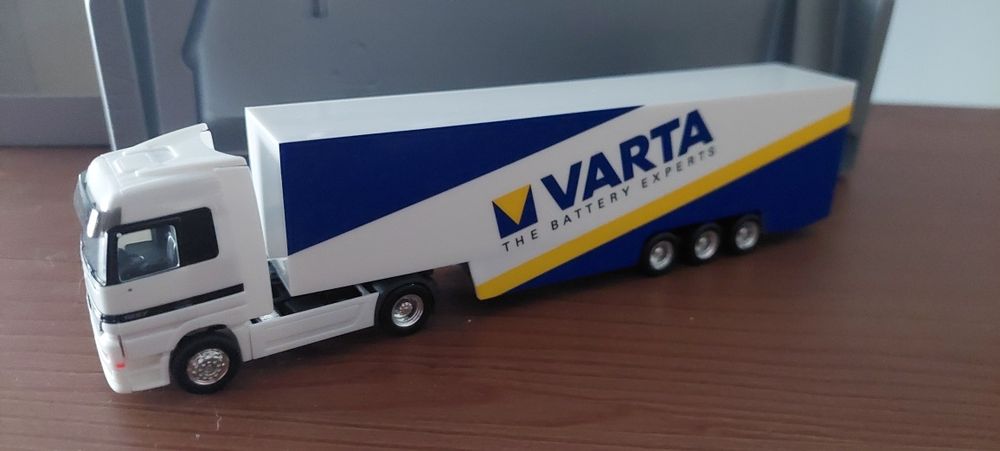 Model 1:87 Mercedes 1857 TIR z naczepa Herpa
