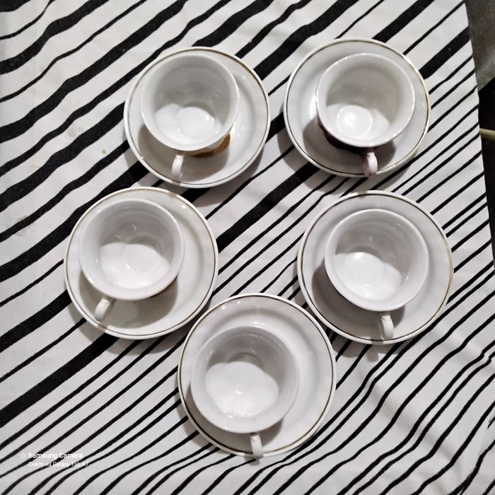 Продаются  цветные чашески а наборе маленькие