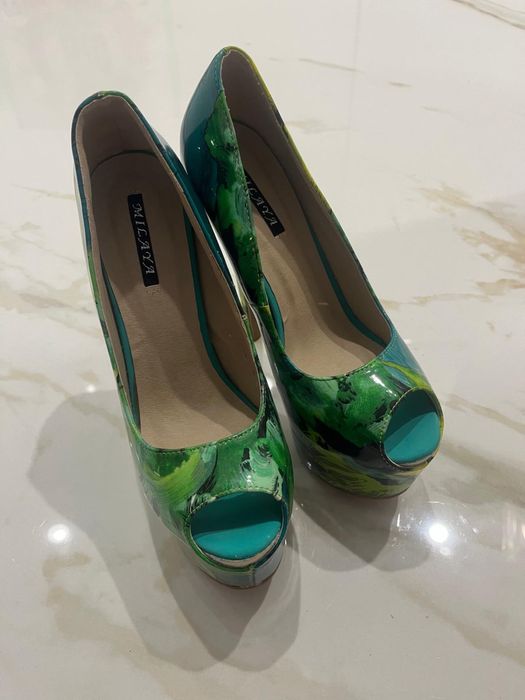 Saltos altos compensados floridos