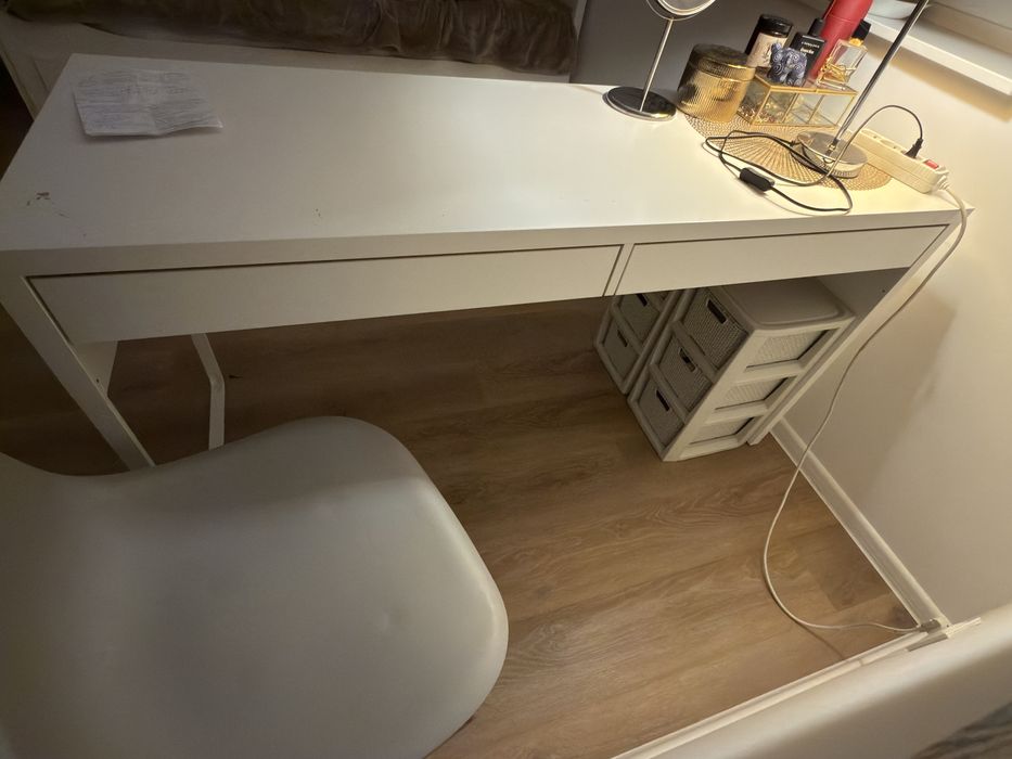 Białe biurko ikea