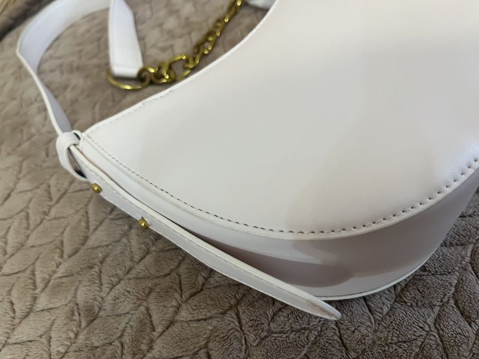 Сумка багет бежевая с золотой цепочкой