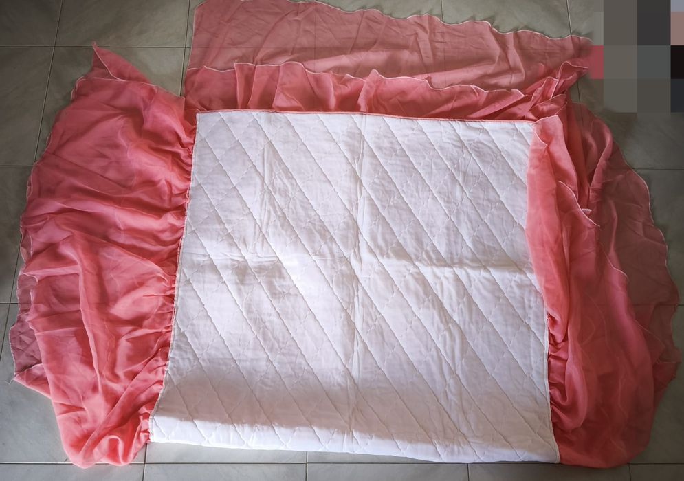 Colcha com uma fronha cor de rosa sollteiro