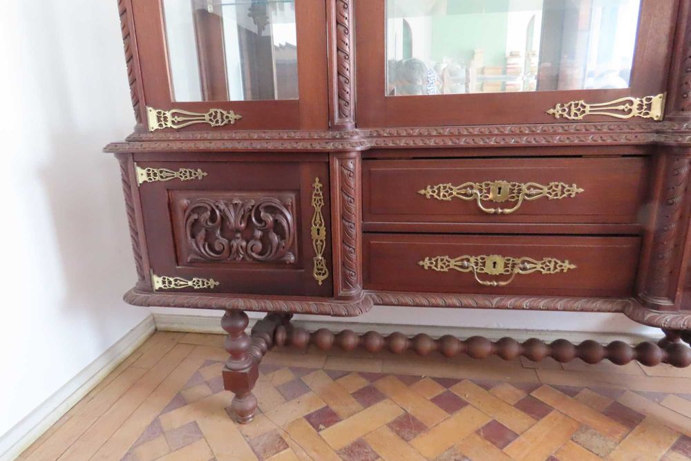 Cristaleira Louceiro em madeira maciça em óptimo estado