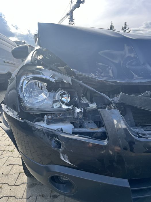 Nissan Qashqai J10 2.0 benzyna 2008 – cały samochód na części, po kolizji
