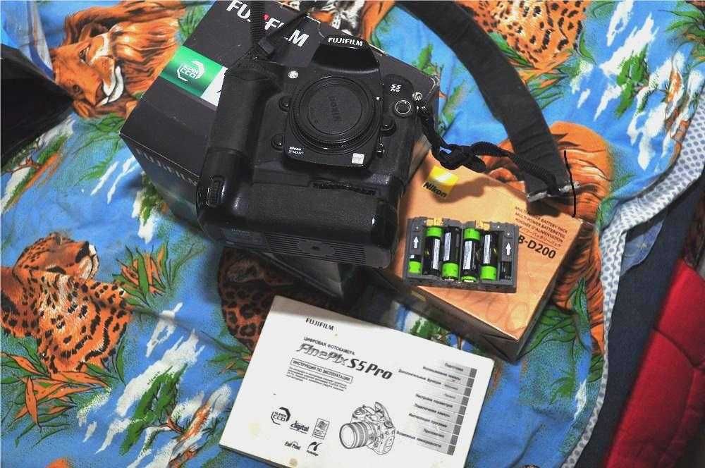 Фотоаппарат Fujifilm Fine pix S 5 pro, объектив Nikkor 16 - 85 ED VR 3,5 - 5,6 G, вспышка Metz 48 AF - 1 for Nikon.