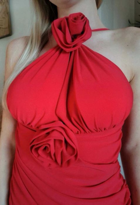 Czerwona sukienka z różą Loola