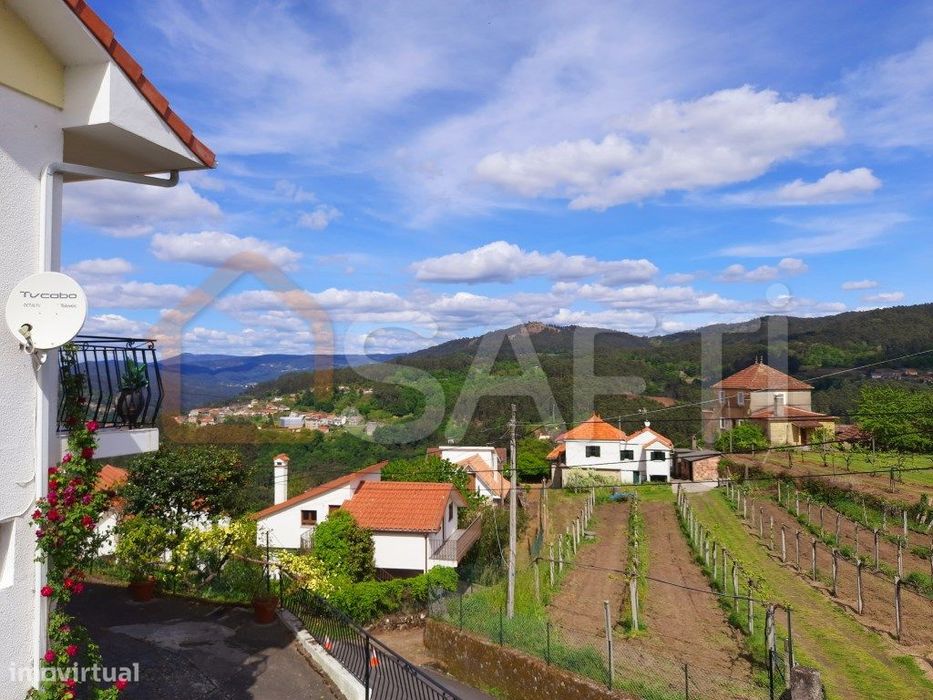 Propriedade constituída por 2 moradias e terreno de cultivo