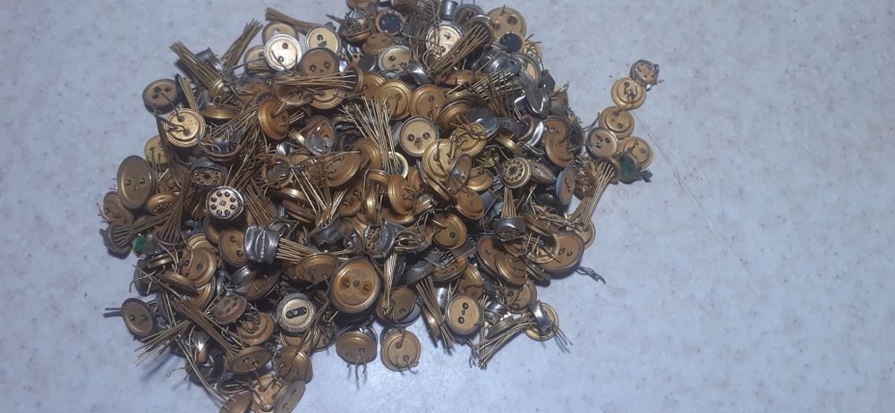 Продам такой матерьял транзисторы,микросхемы пишите будем договариватс