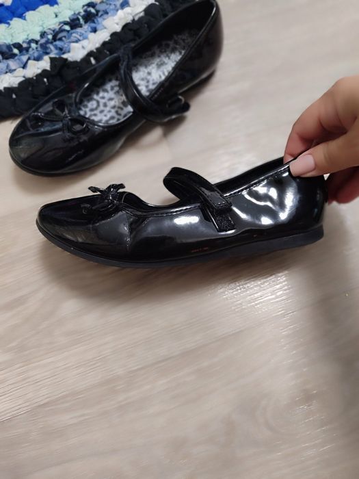 Туфлі на дівчинку в школу продам