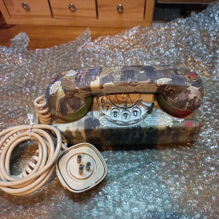 Telefone com banda desenhada