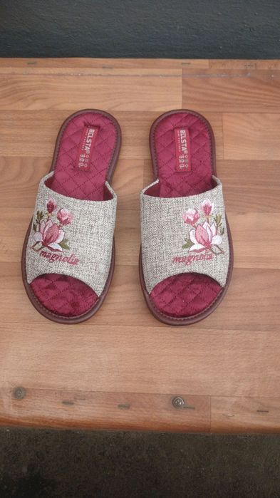 Продам женские серенькие  с магнолией. 330 грн.