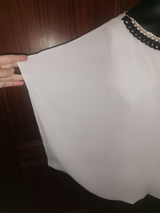 Blusa branca com corrente preta nova