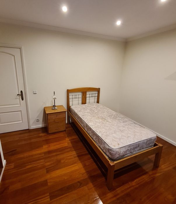 Cama de solteiro e mesinha de cabeceira