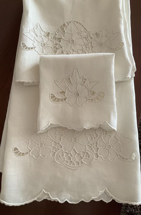 Conjunto 3 toalhas em linho puro, bordadas à mão