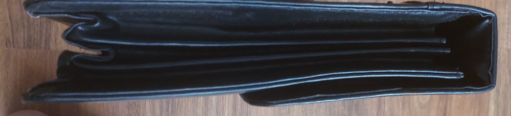 Czarna poręczna aktówka z paskiem