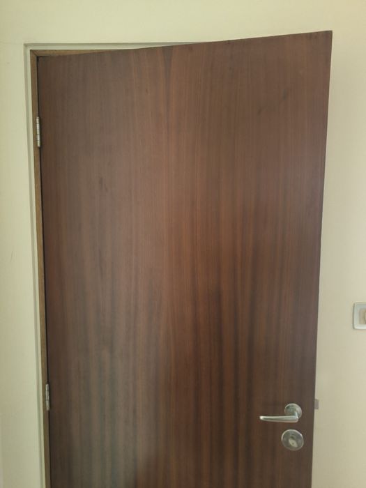 Porta de madeira escura