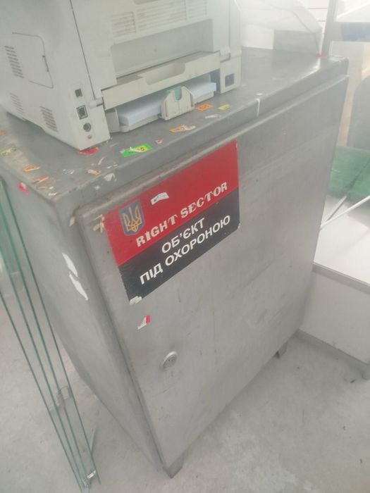 Продається металевий сейф великого розміру