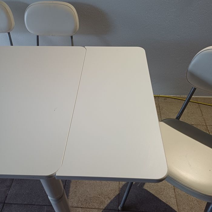 Mesa extensível branca + 4 cadeiras – bom estado