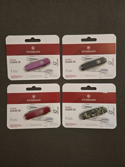 Швейцарський ніж Victorinox Classic у блістері червоний