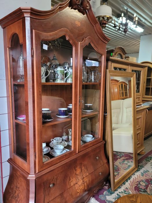 Brzuchata witryna serwantka