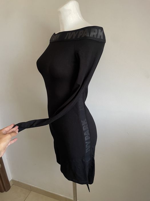 IVY PARK dopasowana sukienka hiszpanka z lampasami